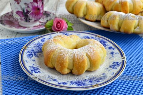 Выпечка с истекшей сгущенкой